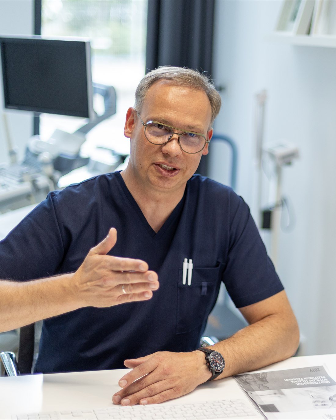 Dr n. med. Paweł Szymański podczas konsultacji w gabinecie