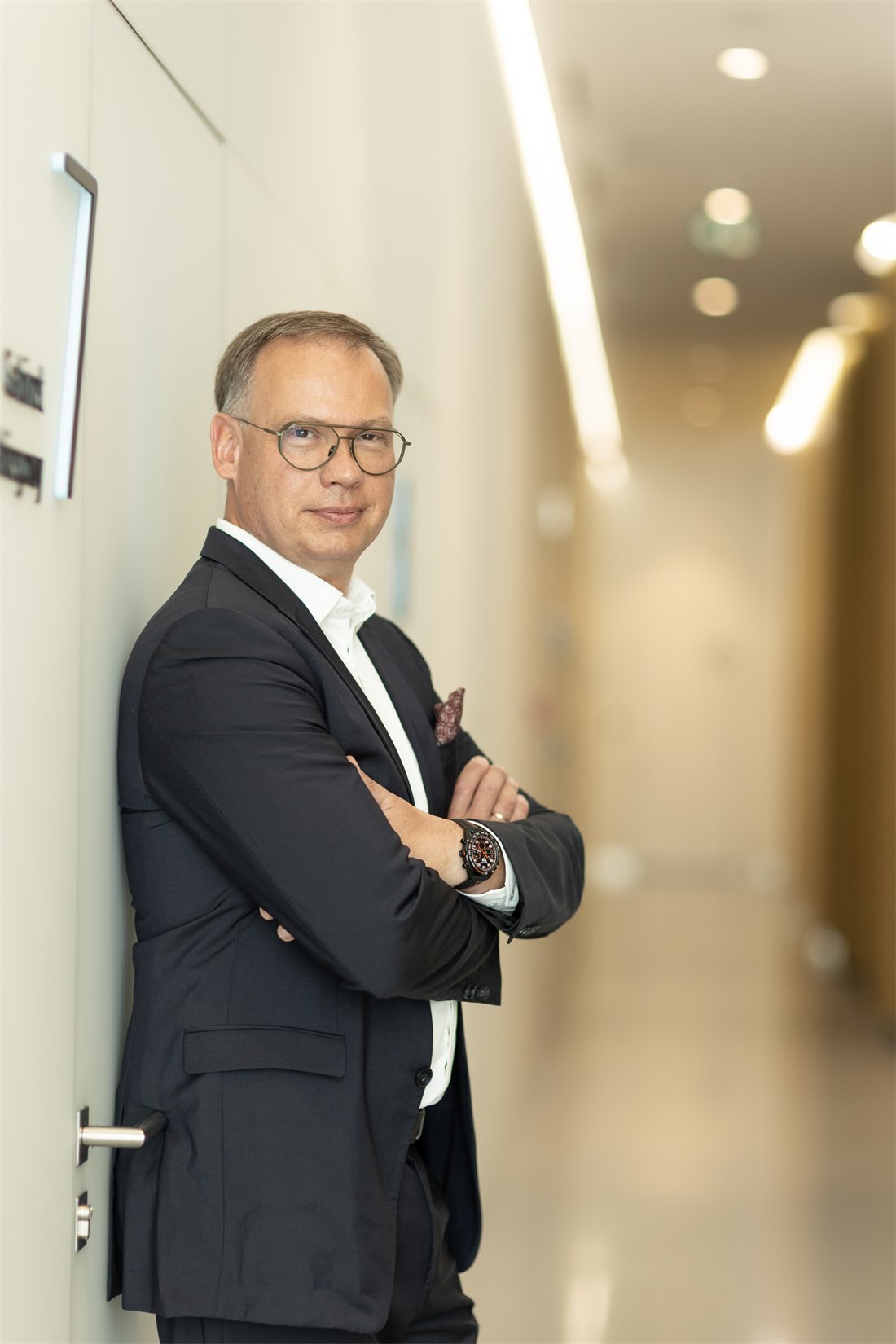 Dr n. med. Paweł Szymański w garniturze