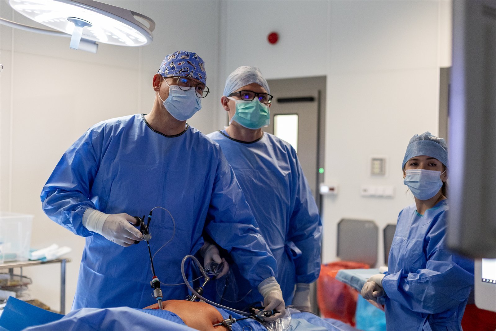 Dr Paweł Szymański podczas pracy zespołu operacyjnego